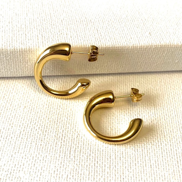 ◾️18k Gold Plated Minimalist C- Shaped Hoop Earrings - Picture 4 of 9